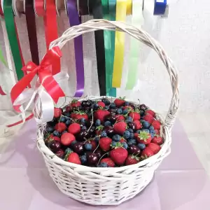 Корзина с клубникой и черешней