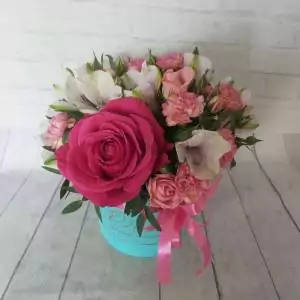 Коробка с розами и гвоздиками