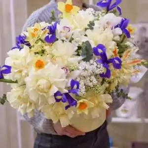 Букет с нарциссами "Роскошь"