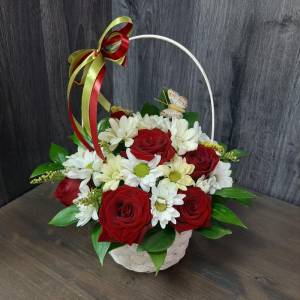Сборная корзина из красных роз и хризантем