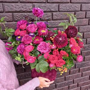 Букет с георгинами "Малиновый рассвет"