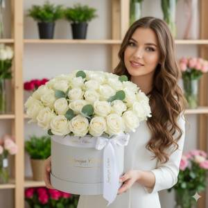 25 белых роз в шляпной коробке