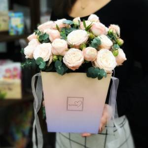 Внушительная коробка пионовидных роз