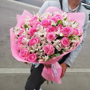 Букет с альстромерией "Малиновый закат"