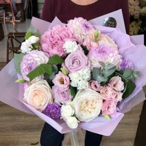 Букет с георгинами "Розовая пудра"