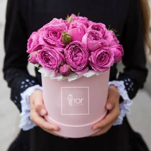 Букет розовых пионовидных роз в коробочке "Гламур"