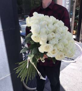 Букет из 51 белых роз 100 см