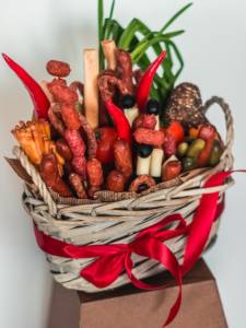 Мужская корзина с колбасками