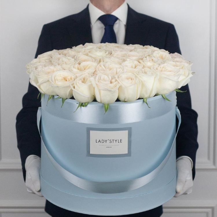 Ароматные пионовидные розы White O Hara в шляпной коробке Maxi