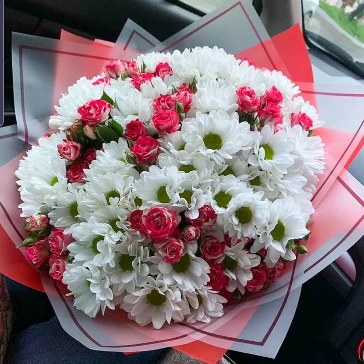Букет из кустовой розы и хризантемы "Нежность любви"