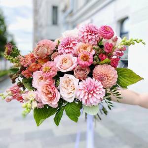 Букет с георгинами "Розовое настроение"