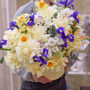 Букет с нарциссами "Роскошь"