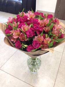 Букет из кустовых роз с альстромериями "Розовый бриз"