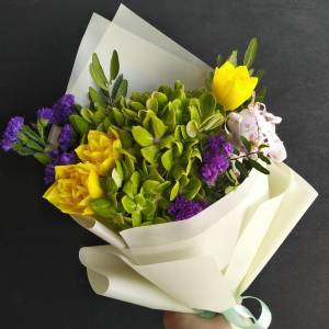 Букет с нарциссами "Забота"