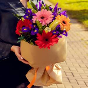 Букет из лилий, гербер и ирисов