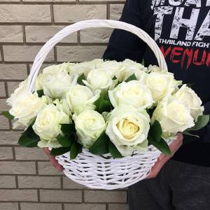 Корзина белых роз