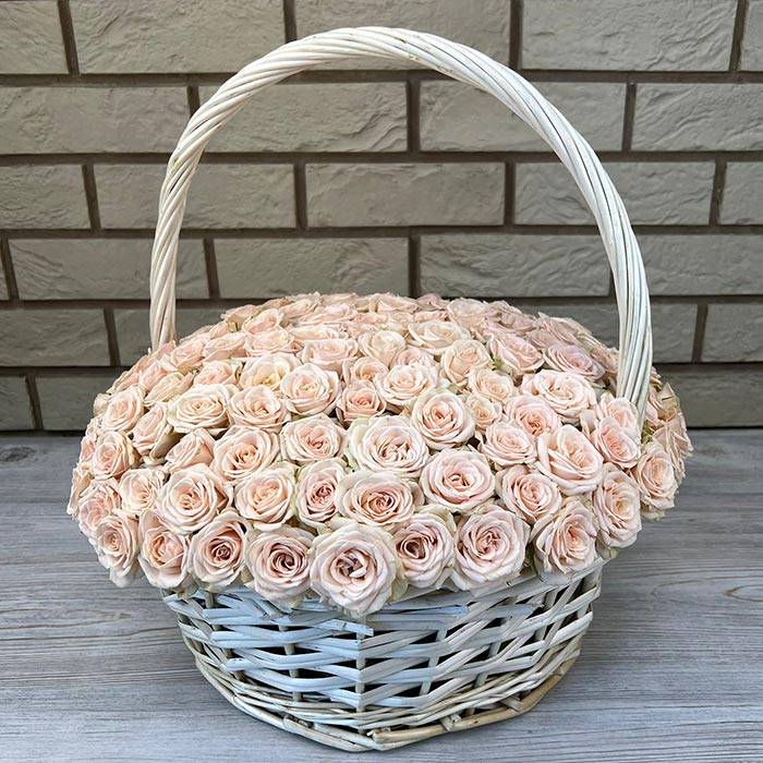 Кремовые розы в корзинке