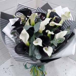 Букет  MIX из черных и белых калл с зеленью