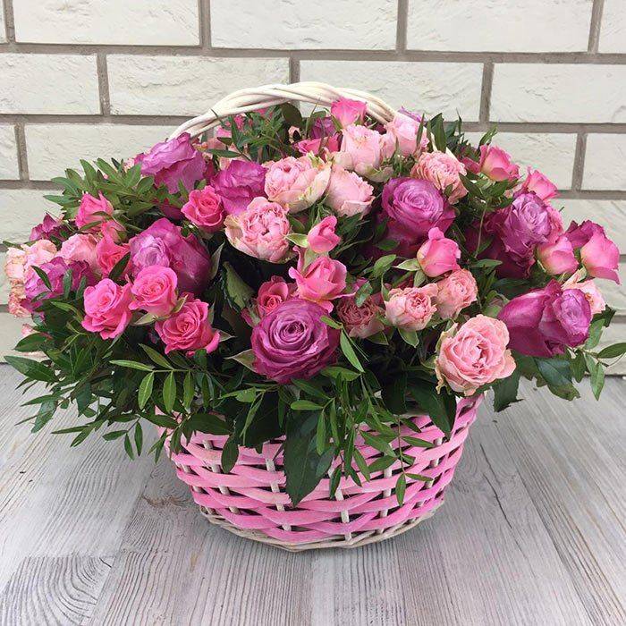 Розовые розы микс в корзинке