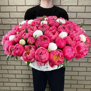 Большая корзина с пионами