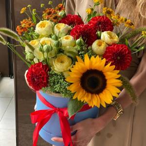 Букет с георгинами "Весеннее настроение"