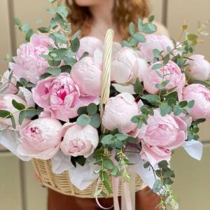 Пионы розовые в корзинке 