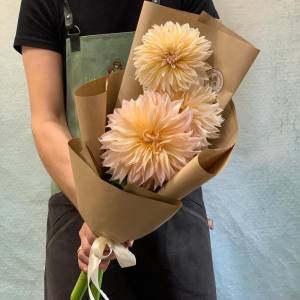 Букет с георгинами "Забота"