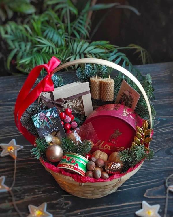 Корзина со сладостями и подарками Корзина со сладостями и подарками
