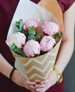 Букет из 5 пионов