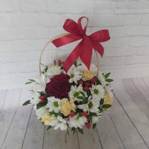 Корзина с розой и хризантемами