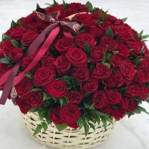 Корзина 101 красная роза с лентами