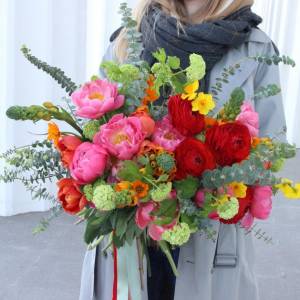 Букет с нарциссами "Летние краски"