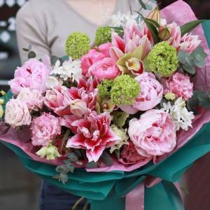 Букет с нарциссами "Праздник"