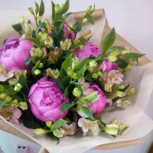 Букет из пионов и альстромерий