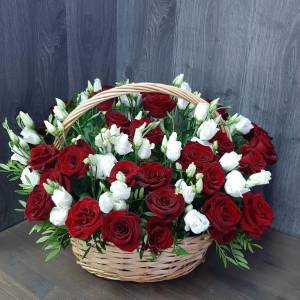 Корзина с красной розой и эустомой